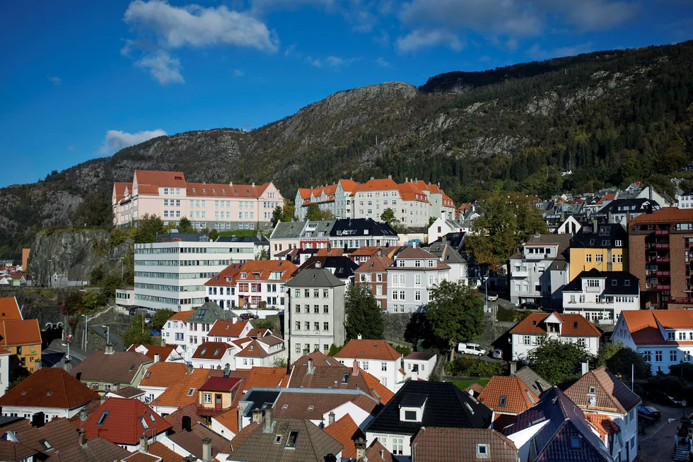 Boligprisene falt 1,6 prosent i juni på landsbasis. Her fra Bergen, der boligprisene falt med 1,6 prosent i juni. Foto: Eivind Senneset