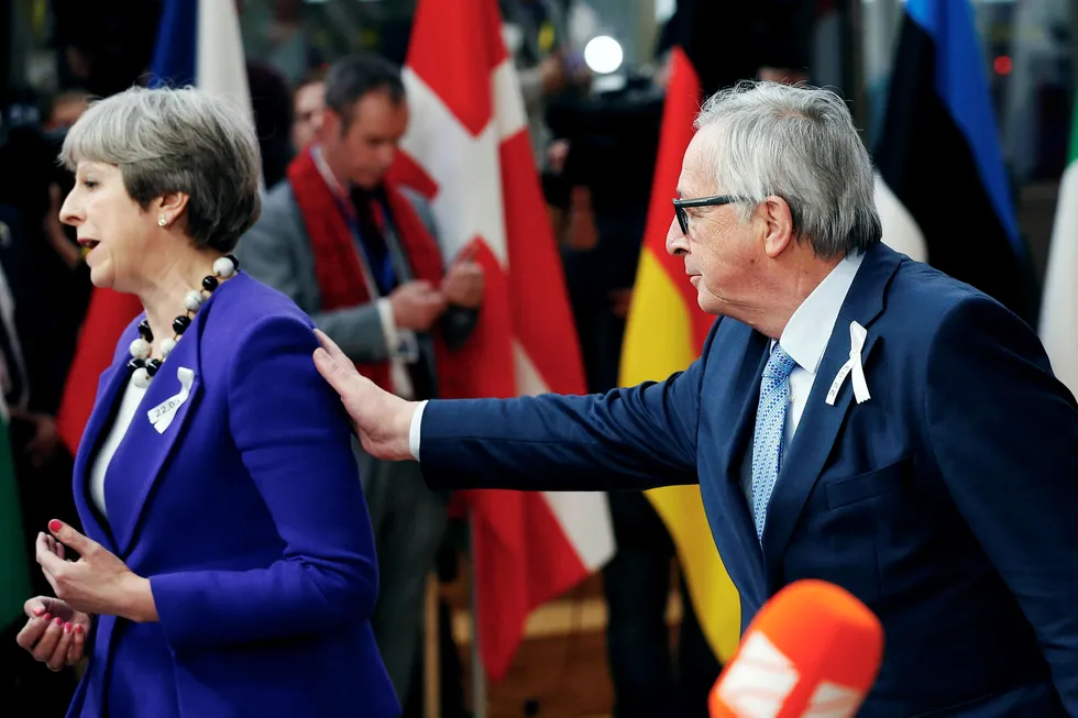 Storbritannias statsminister Theresa May og Europakommisjonens president Jean-Claude Juncker ankommer EU-toppmøtet i Brussel torsdag. Foto: Francois Lenoir/Reuters/NTB Scanpix