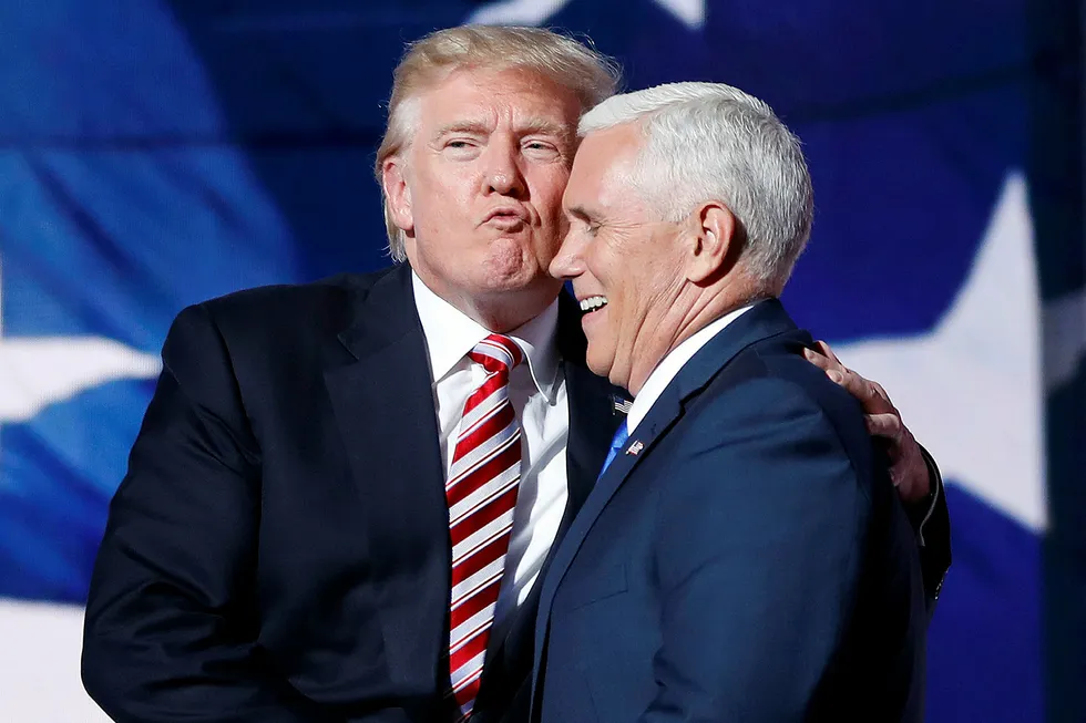 Påtroppende president Donald Trump forsøker å klemme Mike Pence etter at sistnevnte formelt ble offentliggjort som Trumps visepresidentkandidat. Foto: Mary Altaffer/AP/NTB Scanpix