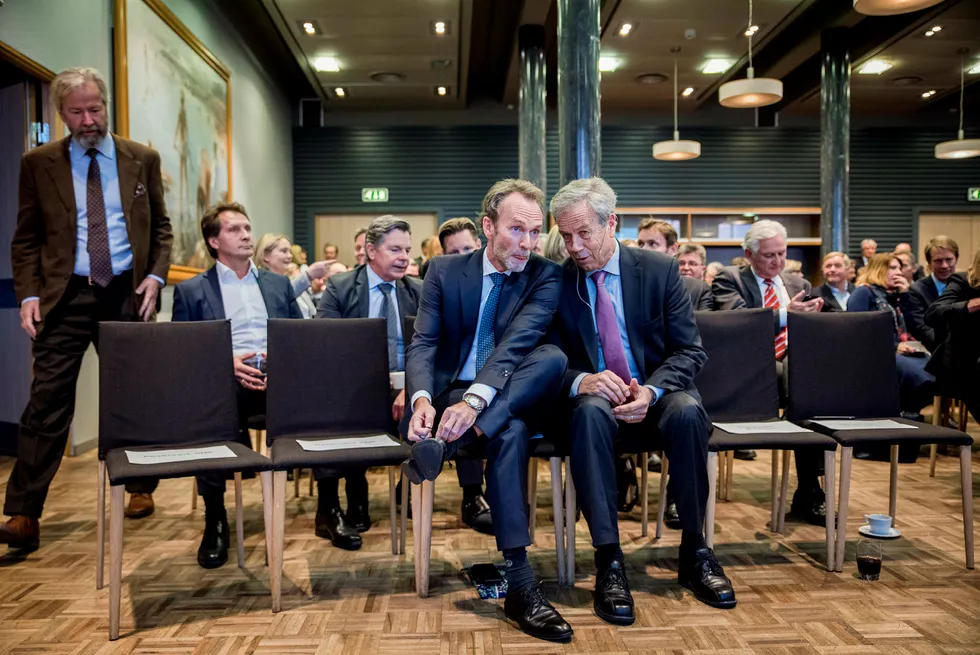 Sjeføkonom Harald Magnus Andreassen i Swedbank (til venstre) mener sentralbanksjef Øystein Olsen må få et bredere mål for rentesettingen. Her fra feiringen av Andreassens 60-årsdag i Oslo i 2016. Foto: Skjalg Bøhmer Vold