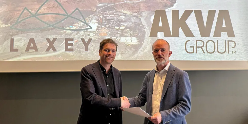 Laxey's Hallgrimur Steinsson (L) and Akva's Jacob Bregnballe (R) signing the contract in Reykjavik.