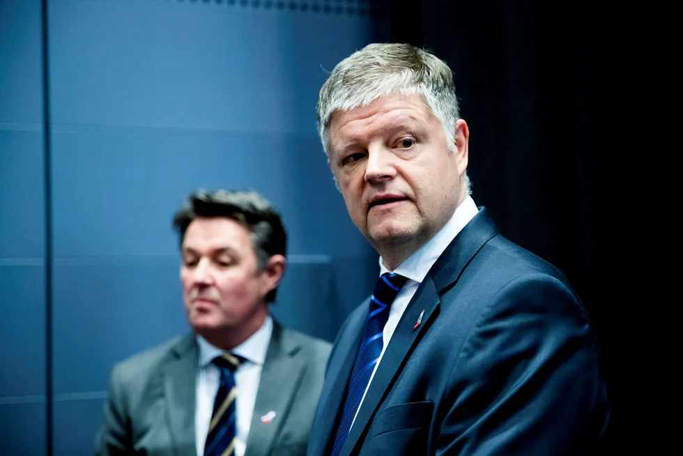 Norwegian-sjef Jacob Schram (høyre) og finansdirektør Geir Karlsen ber om å få slippe å betale obligasjonslångiverne før til sommeren.