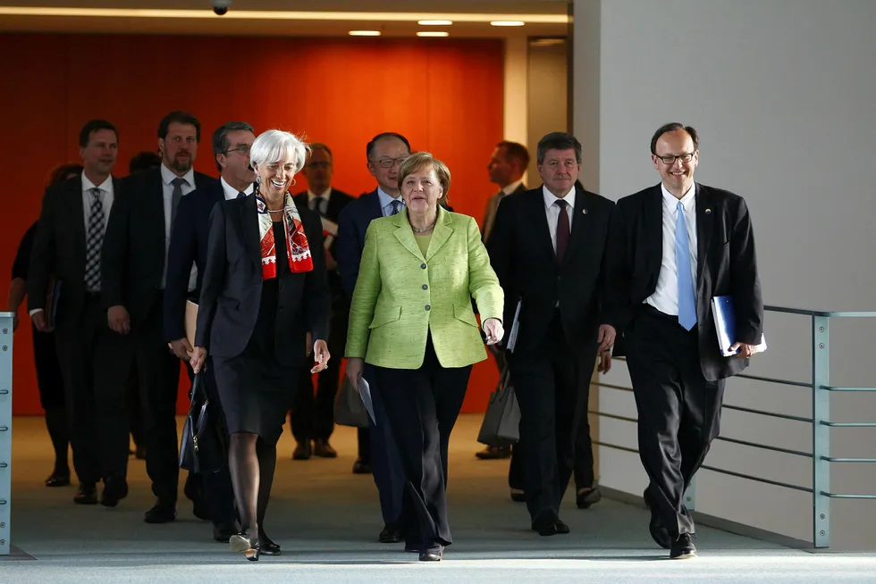 Den tyske rikskansleren Angela Merkel (3R) møtte mandag Christine Lagarde, Director of the International Monetary Fund (IMF) for å snakke om kampen mot proteksjonisme. AFP PHOTO / MICHELE TANTUSSI Foto: MICHELE TANTUSSI/AFP Photo/NTB Scanpix