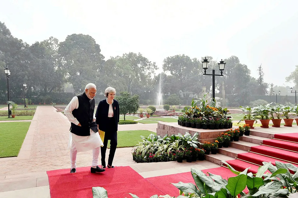 Indias statminister Narendra Modi ønsker at det skal bli lettere for indiske studenter og arbeidere med høy utdannelse å få visum til Storbritannia. Her er han og Storbritannias statsminister Theresa May under Mays besøk til India i november. Foto: AFP/NTB Scanpix