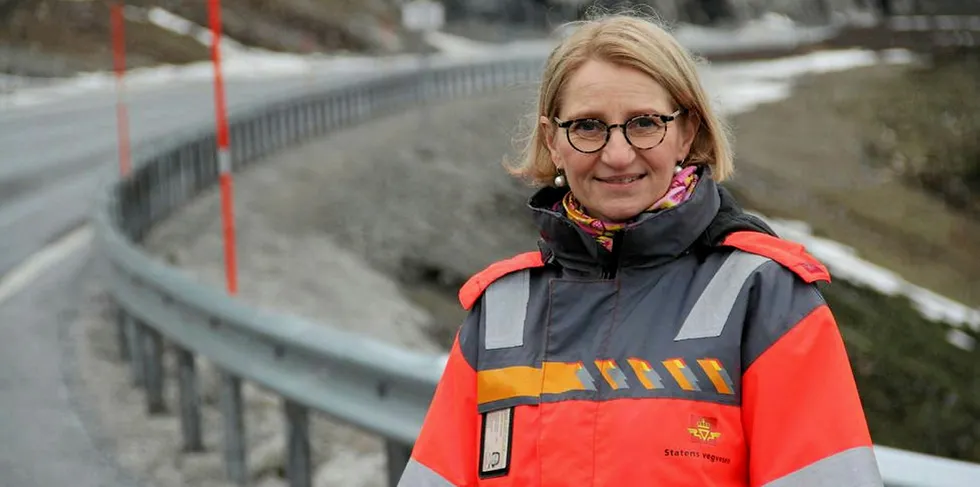 Prosjektleder Hanne Louise Moe i Statens vegvesen sier prioriteringene er klare dersom det blir penger til overs fra byggingen av ny Fylkesvei 714, også kjent som lakseveien.