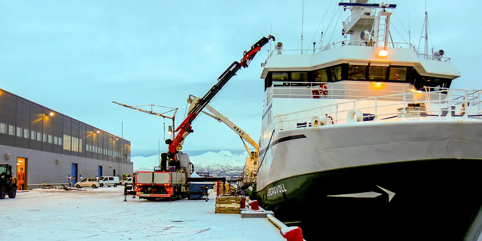 BLIR NORD-NORGES STØRSTE FRYSETERMINAL: Frysetråleren «J. Bergvoll» fra Nergård Havfiske losset 400 tonn fisk som første båt da Tromsøterminalen, åpnet.