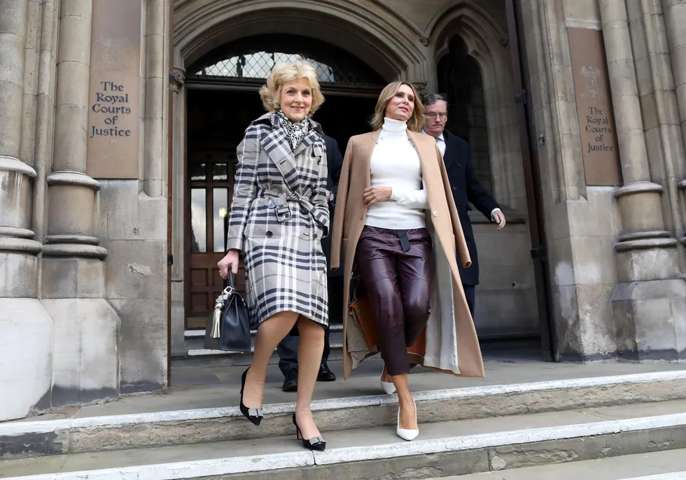 Tatiana Akhmedova (til høyre), med den kjente skilsmisseadvokaten Fiona Shackleton utenfor High Court i London.