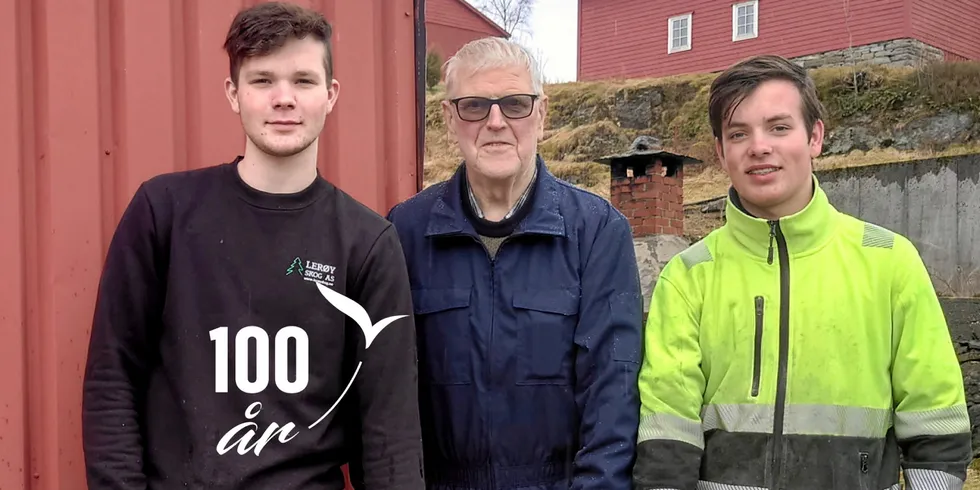 Fiskeribladet blir 100: Møt bødker Magnar Mosaker med sine to arbeidsgutter Elias Boge Eriksen og Bjørnar Boge Eriksen.