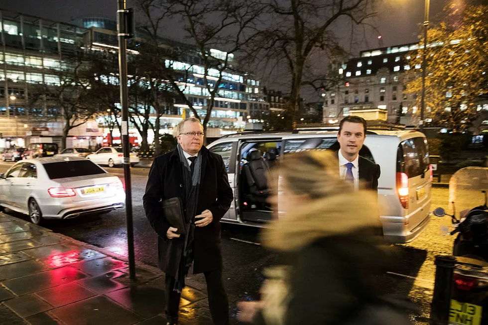 Konsernsjef Eldar Sætre i Statoil er på vei inn til Bloomberg for å legge frem fjerdekvartalstallene tirsdag morgen. Til høyre er han fulgt av Bård Glad Pedersen. Foto: Per Thrana