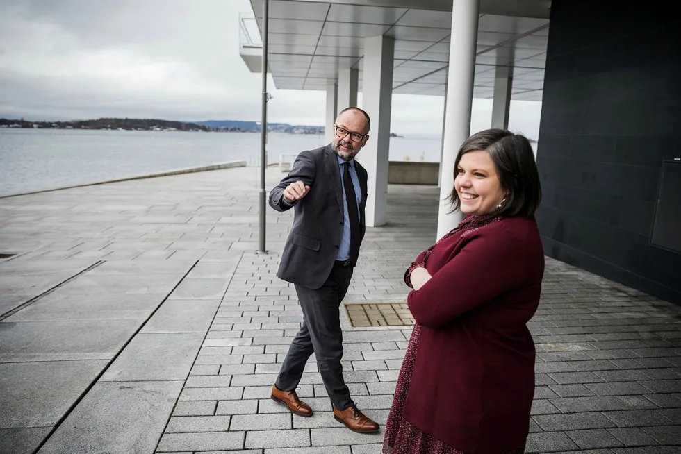 Ledende partner Are Slettan og styremedlem og partner Kaia Tetlie i Corporate Communications utenfor kontorene på Tjuvholmen.