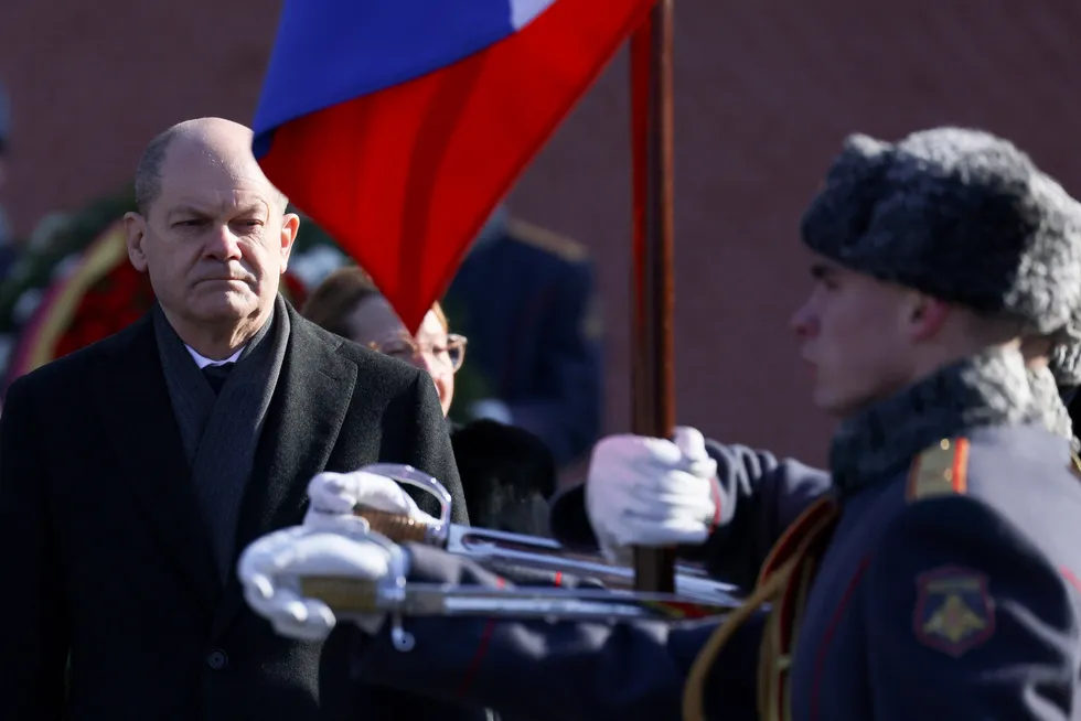 Tysklands kansler Olaf Scholz deltok i en sermoni før han møtte Vladimir Putin i Moskva tirsdag.