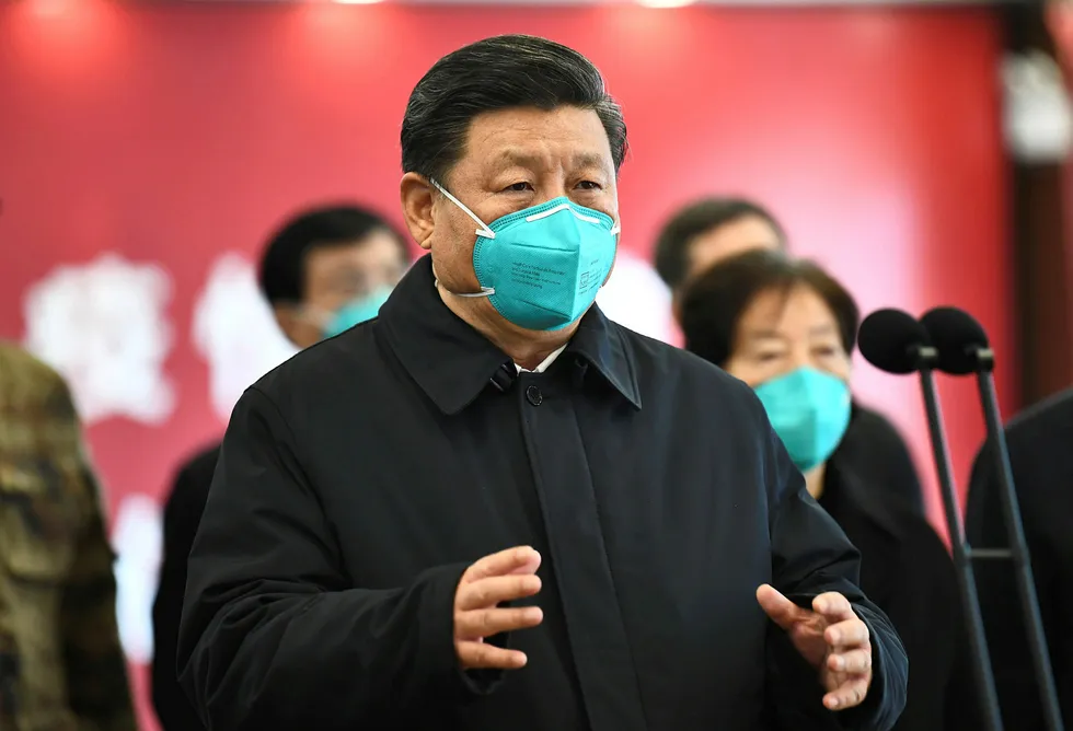 Kina overrakte offisielt tirsdag medisinsk utstyr til New York og uttalte at tiden er inne for samarbeid, ikke polarisering. På bildet er Kinas president Xi Jinping da han talte til helsearbeidere og pasienter ved et sykehus i mars.