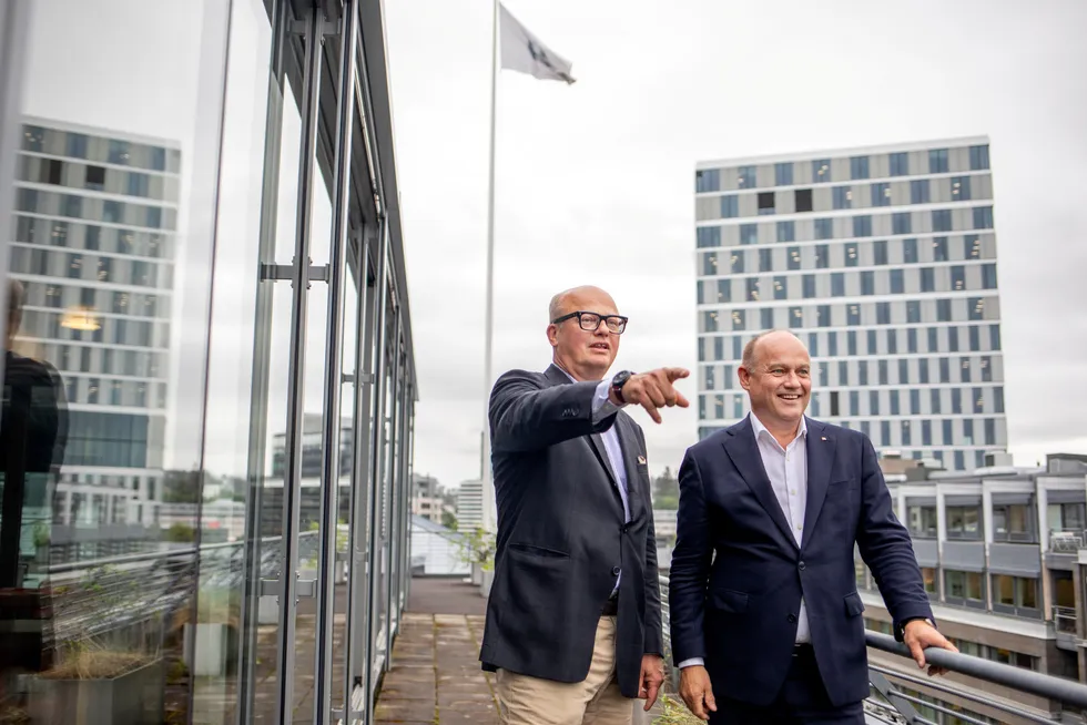 Styreformann Leif O. Høegh og administrerende direktør Andreas Enger i Höegh Autoliners ser mot børs.