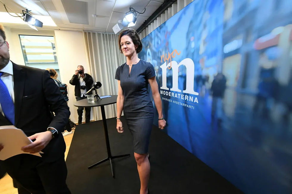 Anna Kinberg Batra (47) under pressekonferansen der hun trakk seg som partileder for Moderaterna. Foto: Fredrik Sandberg/TT/NTB Scanpix