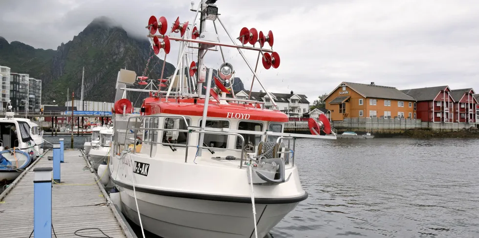 Aukra-sjarken «Floyd» har prøvd makrelldorging i nord den siste tida. Her avbildet ved kai i Svolvær.