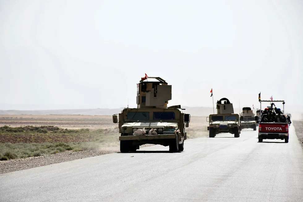 Irakiske militærkjøretøyer på veien mellom Hawija og Kirkuk lørdag 7. oktober. Foto: Marwan Ibrahim/AFP/NTB Scanpix