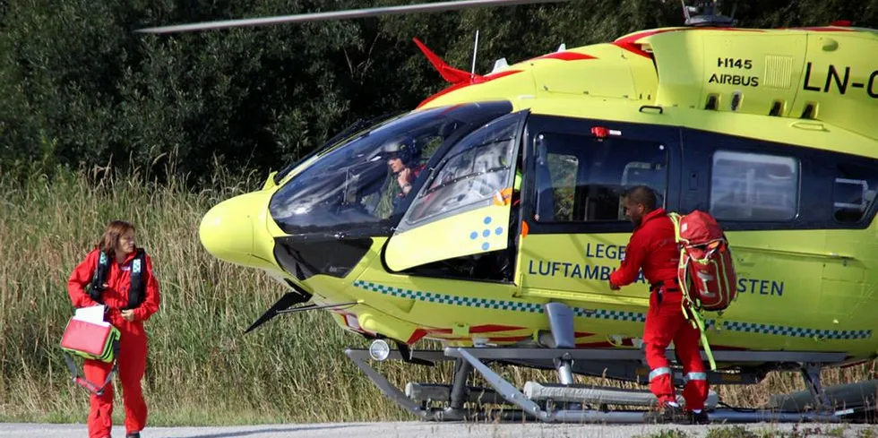 Den skadde personen ble fløyet til sykehus med ambulansehelikopter.