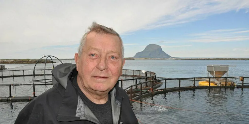 LAKSEGRÜNDER: Hans Petter Meland og hans rike, med rikdommen i havet og Lovund i bakgrunnen. Foto: Bent-Are Jensen