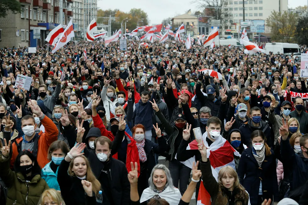 Over 100.000 demonstrerte søndag imot Hviterusslands president Aleksandr Lukasjenko i hovedstaden Minsk