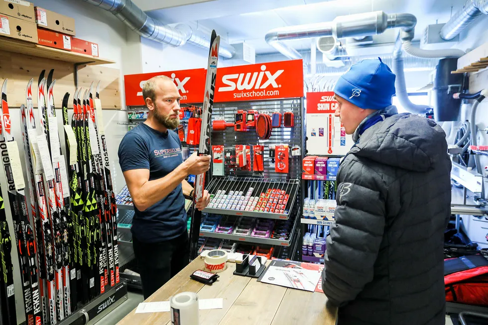 Henrik Jensen (til høyre) leverer skiene sine til driftsansvarlig Peder Stadaas for sliping hos Superski etter å ha gått noen runder i kunstsnøløypa i Holmenkollen riksanlegg. Foto: Gunnar Lier