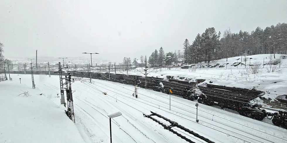 Klokken 10.55 rullet det første malmtoget inn til Narvik, etter to måneder med stopp i togtrafikken.