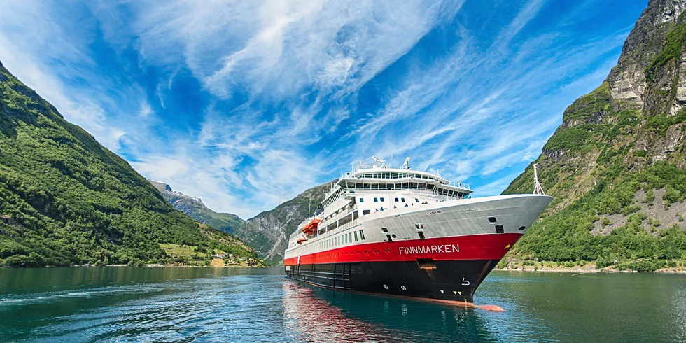 Selskapet Hurtigruten skal nå seile med fem skip på strekningen Bergen - Kirkenes. I en normalsituasjonen skal det være 11 skip for å få til daglige anløp i de 34 hurtigrutehavnene.