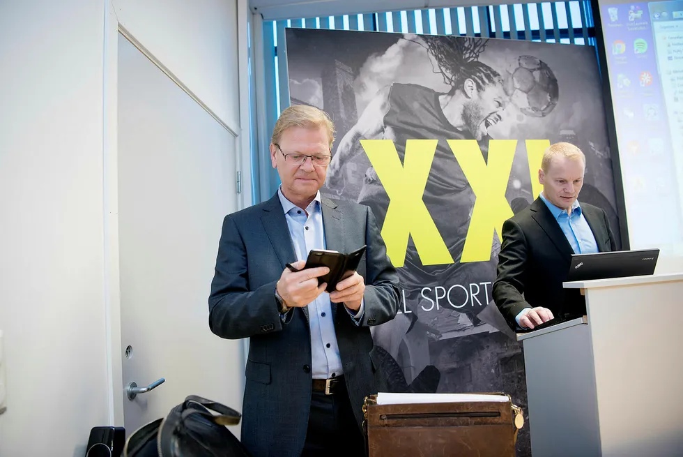 XXL-sjef Fredrik Steenbuch snakker med shortinvestoren Shorty. Foto: Mikaela Berg