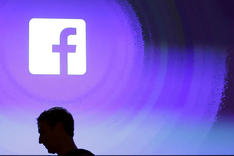 Facebook-sjef Mark Zuckerberg må innse at Facebook fortsatt brukes aktivt til å spre falsk informasjon.