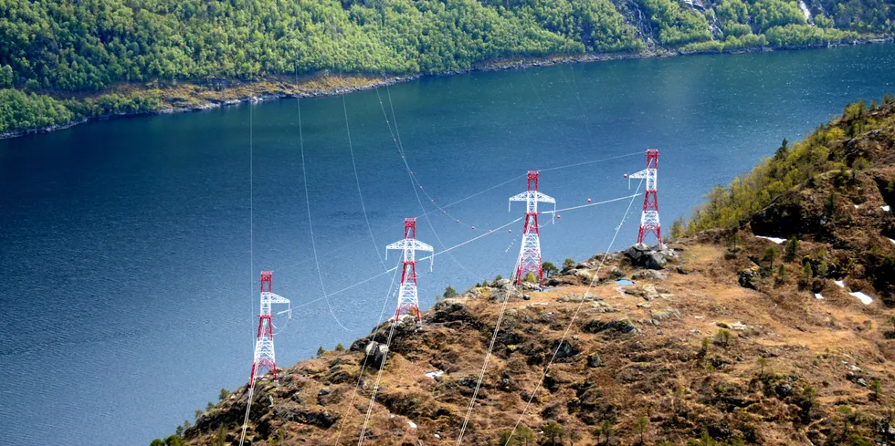 En slik 420 kV-linje kan nå komme på plass over Sognefjorden. Bildet er tatt ved Hornindalsvatnet.