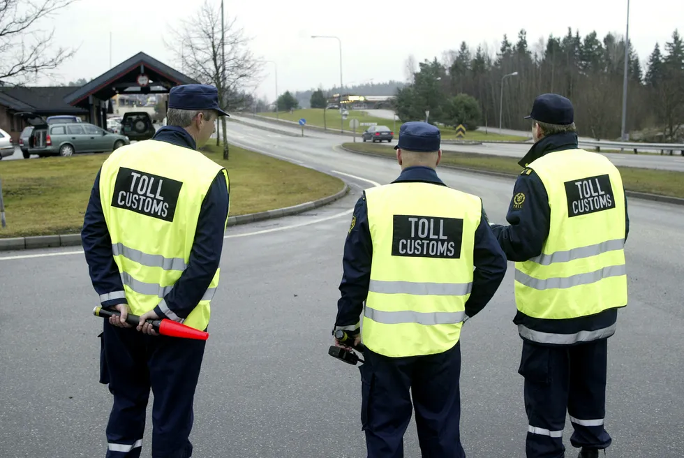 Ansatte i tolletaten er bekymret over kutt på en rekke viktige områder. Bildet er fra en aksjon på Svinesund. Foto: Foto: Bjørn Sigurdsøn / NTB Scanpix