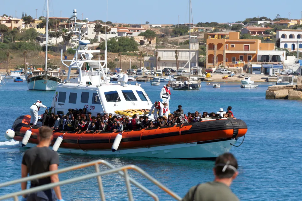 Migranter ankommer Lampedusa mandag 9. mai