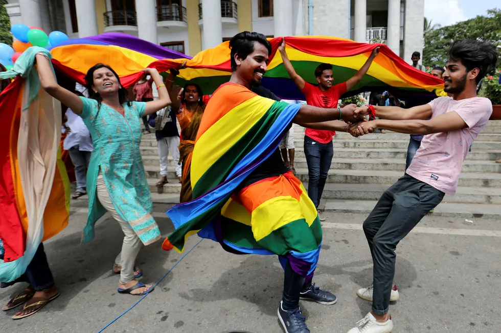 Folk feirer i Bangalores gater etter at Indisk høyesterett denne uken avskaffet lov 333 som kriminaliserer homofili.