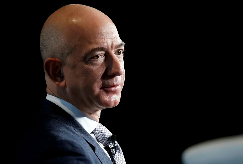 Amazons grunnlegger og toppsjef Jeff Bezos har vært verdens rikeste mann deler av torsdag. Om han blir det i fremtiden avhenger nesten utelukkende på Amazons aksjekurs, samt kursen til Microsoft, der «rikingrival» Bill Gates har store andeler. Foto: Joshua Roberts