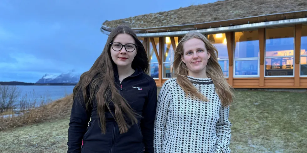 Eir Linnea Didriksen t.v. og Ingrid Margrete Iversen er akvakultur-elever ved Meløy VGS avd. Inndyr. De har begge levert høringssvar hvor de er uenige med Havbruksutvalget.