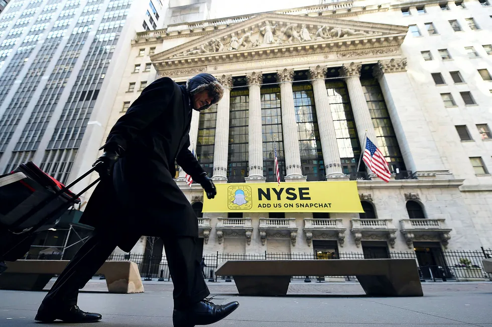 De amerikanske aksjeindeksene har tikket oppover til nye rekordnoteringer de siste ukene. Bildet er fra Wall Street utenfor New York Stock Exchange i New York i forrige uke. Foto: Timothy A. Clary/AFP/NTB Scanpix