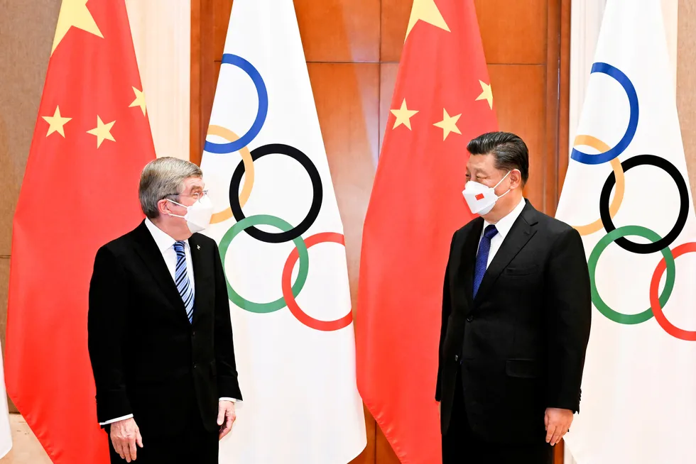 IOC-president Thomas Bach (til venstre) ble tatt imot av Kinas president Xi Jinping i Beijing i forkant av OL.