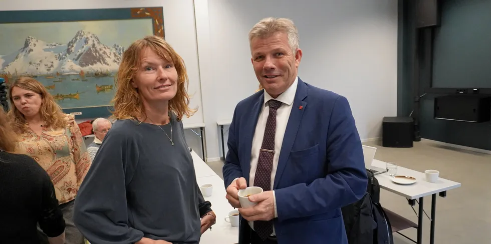 Lakseoppdretter Aino Olaisen og fiskeriminister Bjørnar Skjæran er fra samme kommune på Helgeland, Lurøy. Bildet er tatt ved en tidligere anledning da lakseskatten også var tema.