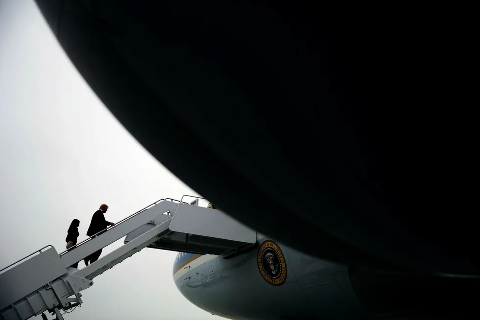 USA-president Donald Trump og førstedame Melania Trump går om bord Air Force One på vei til Polen og Tyskland. I Europa venter Russlands president Vladimir Putin på deres første møte. Foto: Carlos Barria/Reuters/NTB Scanpix