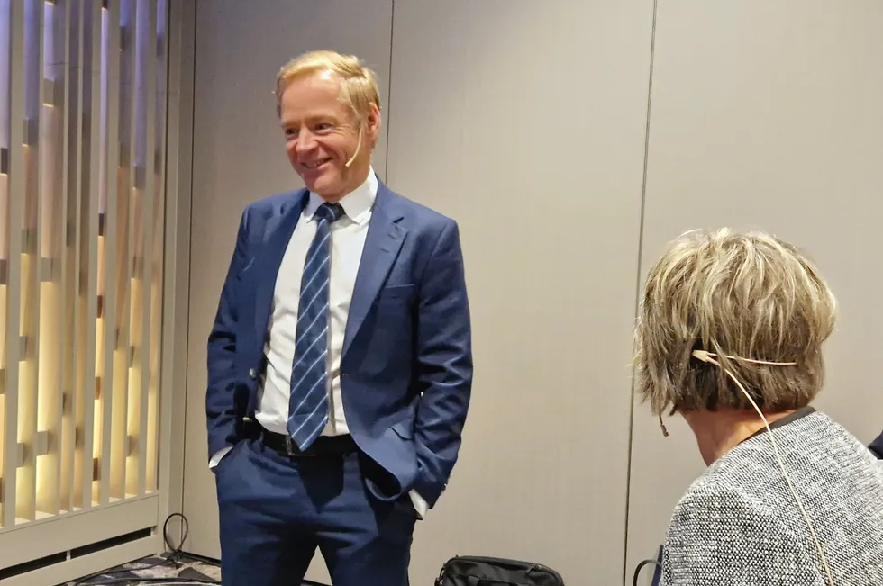 Administrerende direktør Mons Aase i DOF. Med ryggen til finansdirektør Hilde Drønen.
