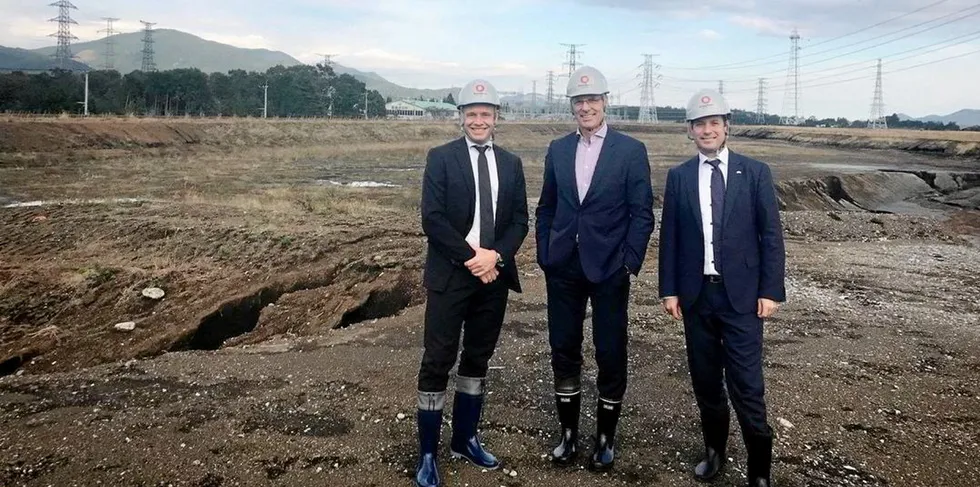 Proximar Seafood bygger et landbasert lakseanlegg i Japan. Dette ble tatt før byggingen startet. F.v.: Pål Grimsrud (finansdirektør), Per Grieg jr. (styremedlem ) og Joachim Nielsen (adm dir).Foto: Proximar