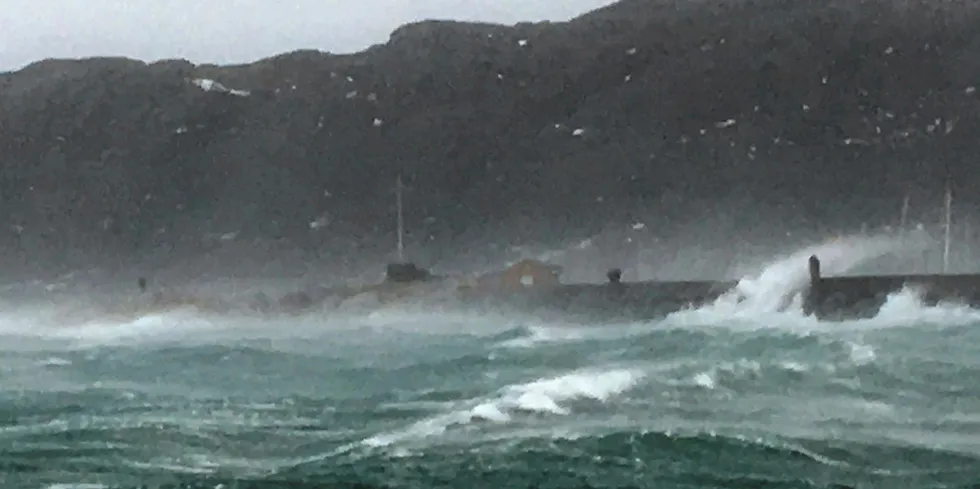 Uværet slår mot moloen i Bodø lørdag.