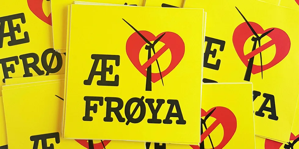 Vindkraftprotestene på Frøya har gjort at politiet forlenger oppholdsforbudet ved vindkraftanlegget på øya.