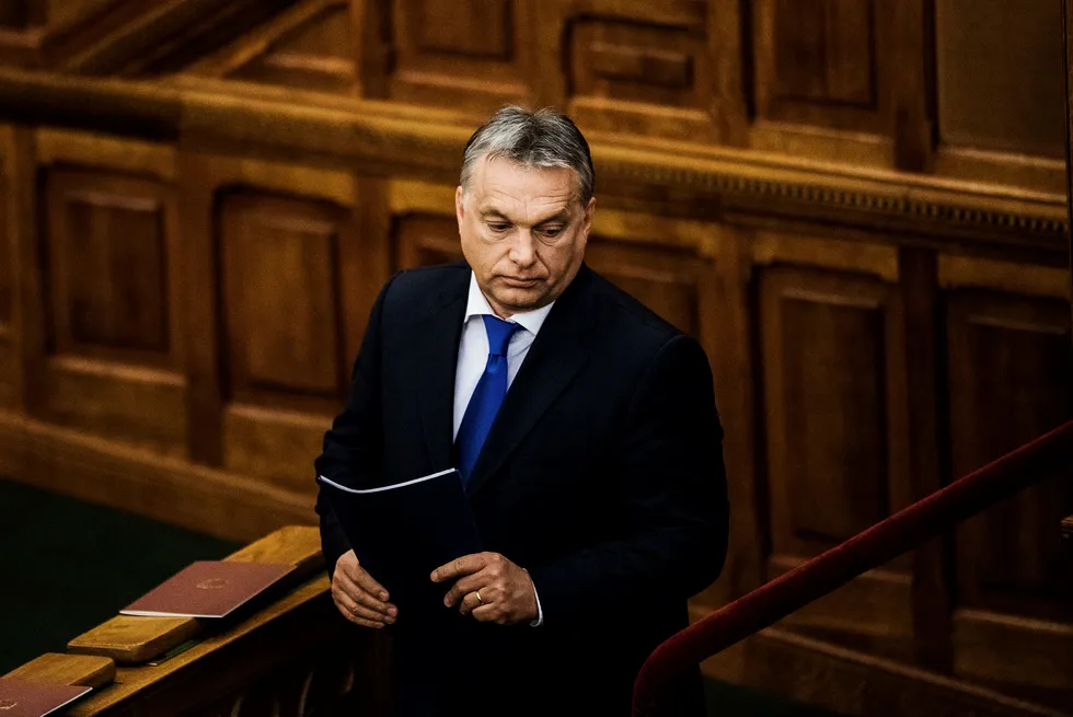 President Viktor Orbán i Ungarn og det regjerende Lov og rettferdighetspartiet i Polen beveger seg mot «illiberalt demokrati», med angrep på sivilsamfunn, medier og rettsvesen. Foto: Akos Stiller/Bloomberg