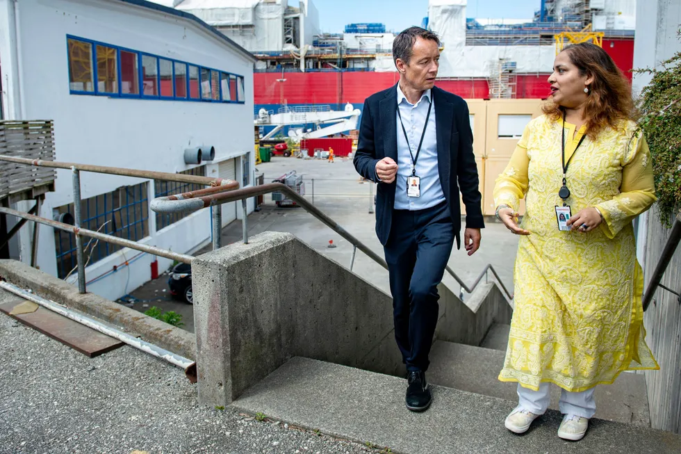 Einar Refsnes i IKM sammen med ingeniør Prerana Ashtamkar på Rosenberg Verft i Stavanger.