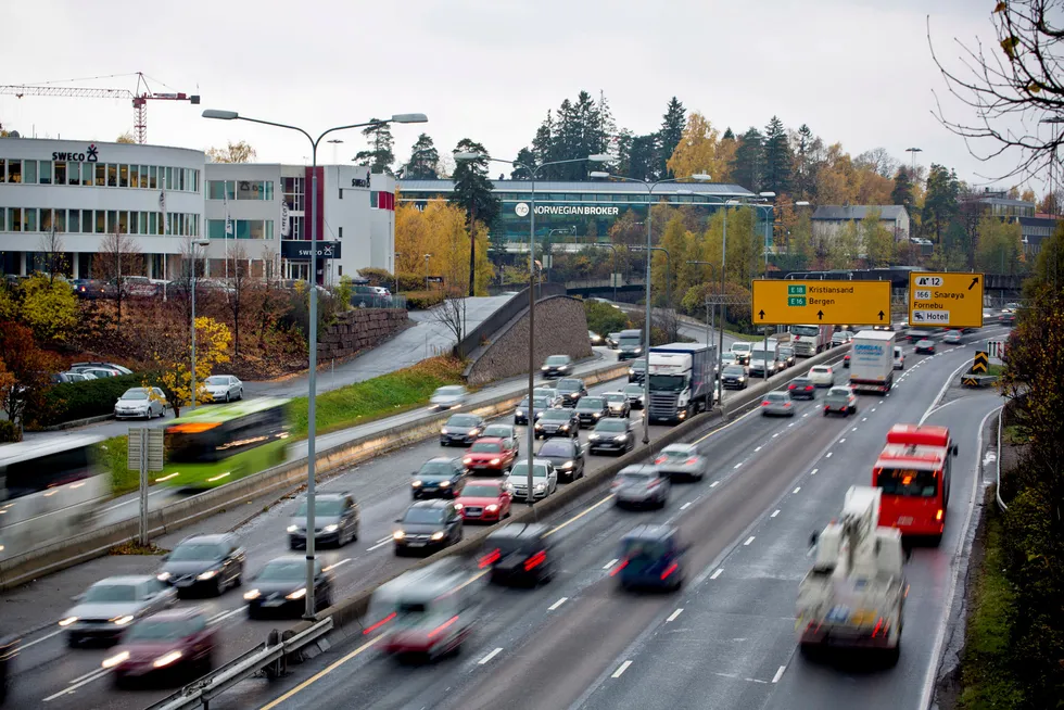 E18 inn mot Oslo skal bygges ut for flere titall milliarder. Sannsynligvis kan vi forbedre trafikkflyten med langt mindre ressurser, skriver Morten Welde. Her E18 sett fra Lysaker-lokket.
