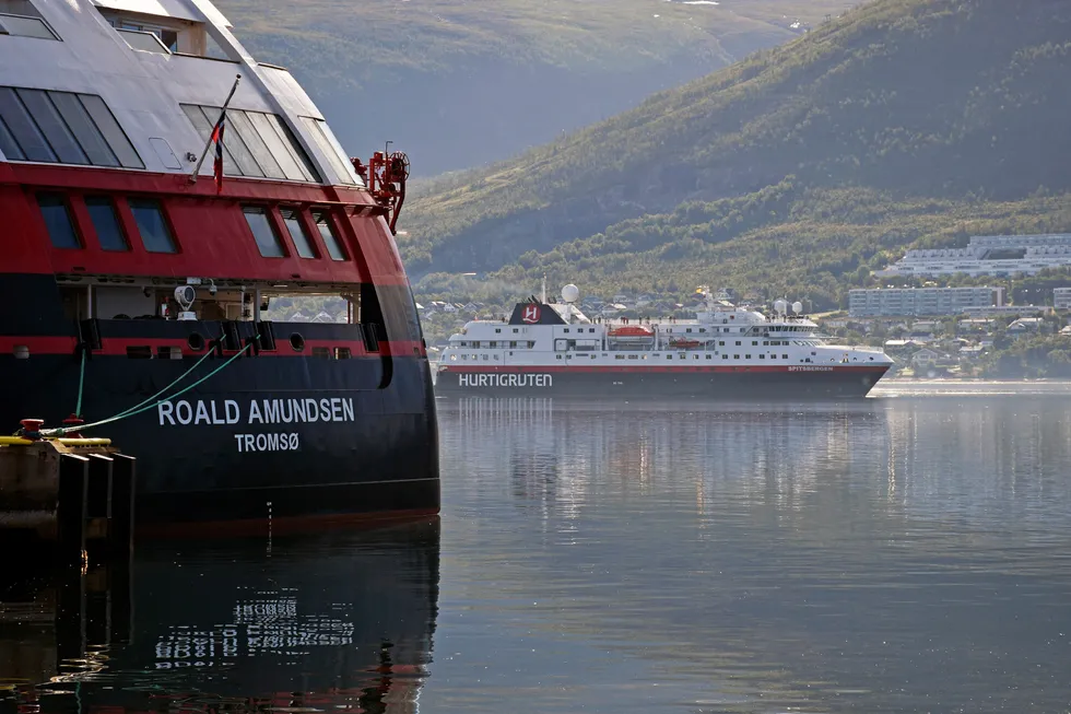 Hurtigruten har i flere år satset tungt på ekspedisjonscruise langs kysten og i utlandet. Her er ekspedisjonsskipene MS «Roald Amundsen» og «Spitsbergen» i havnen i Tromsø våren 2020.