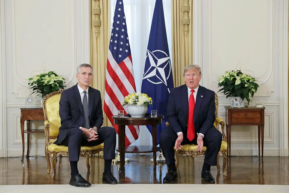 Donald Trump (til høyre) var på plass i London, men smilene satt ikke løst da han møtte Natos generalsekretær Jens Stoltenberg.