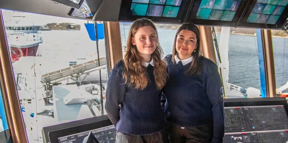 Nora Mandal og Therese Standal lærer mye som henholdsvis lærling og praksiselev om bord på «Gåsø Høvding».