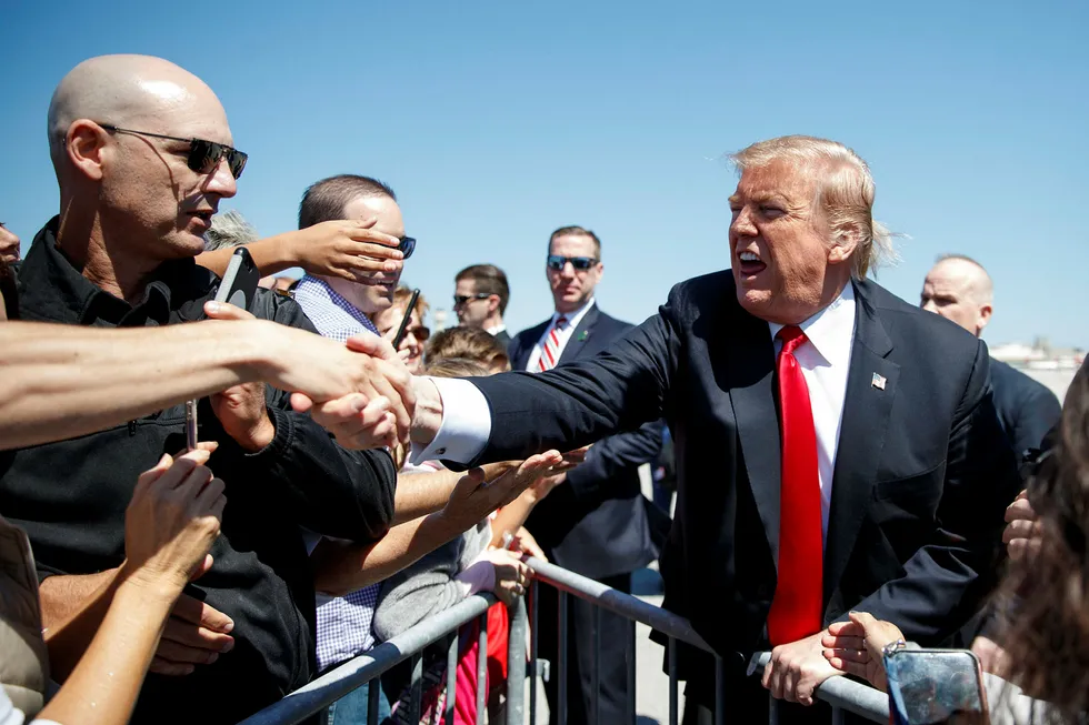 President Donald Trump var på hugget da han ankom Palm Beach International Airporti Florida fredag. Mueller-rapporten ble levert kort tid etter at dette bildet ble tatt.