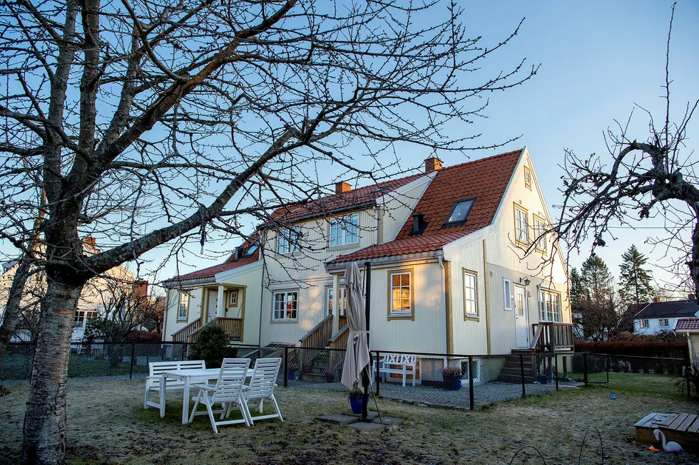 Boligen her i Spångbergveien 23 på Tåsen i Oslo ble solgt for 7,6 millioner kroner. Den aktuelle boenheten er til høyre.